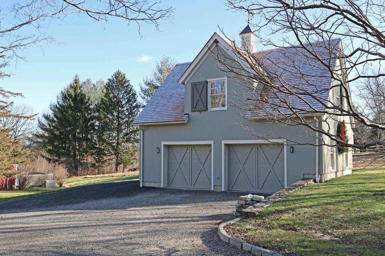 Detached barn/garage w/2nd floor apartment