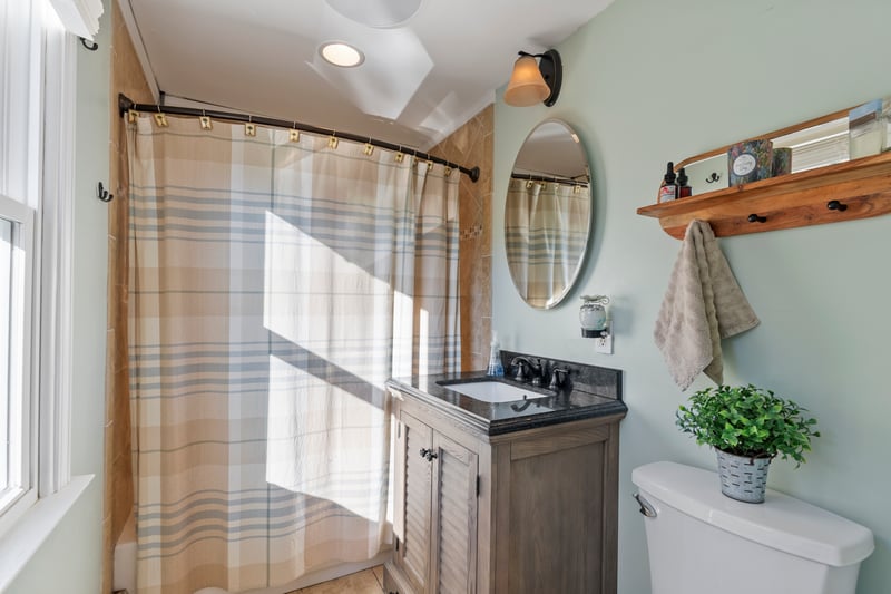 Full bath in Primary Bedroom