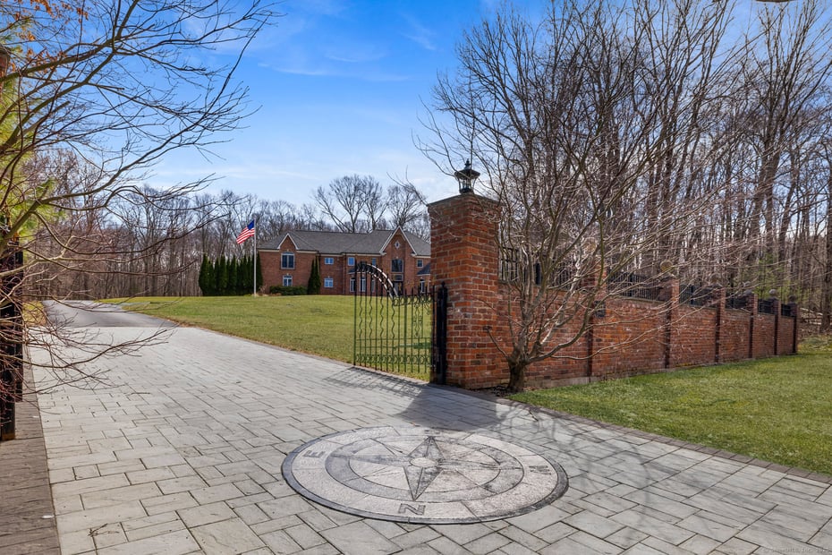 548 Thompson Street Photo 1